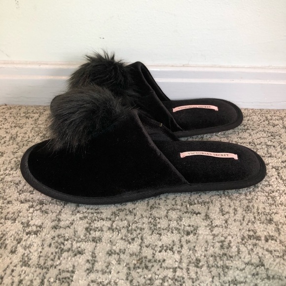 Victoria’s Secret Black Pom Pom Pretty Slippers Size Medium - Picture 3 of 8
